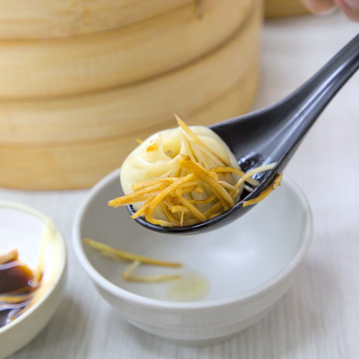 高雄美食｜湘帥客棧：高醫三民區必吃手工麵食，爆汁豬肉餡餅與現桿捲餅推薦