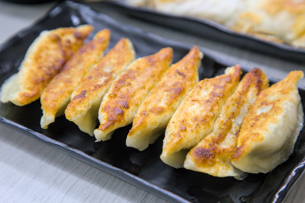 高雄美食｜湘帥客棧：高醫三民區必吃手工麵食，爆汁豬肉餡餅與現桿捲餅推薦