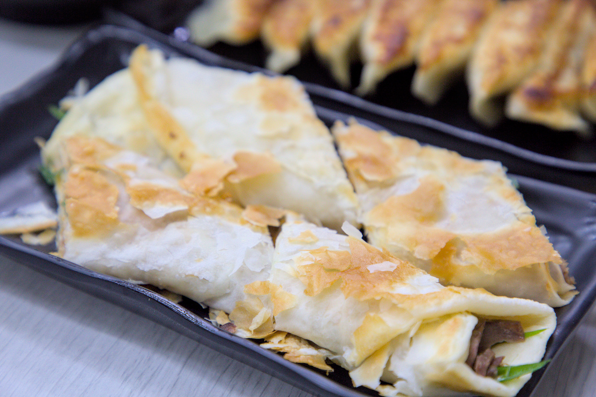 高雄美食｜湘帥客棧：高醫三民區必吃手工麵食，爆汁豬肉餡餅與現桿捲餅推薦