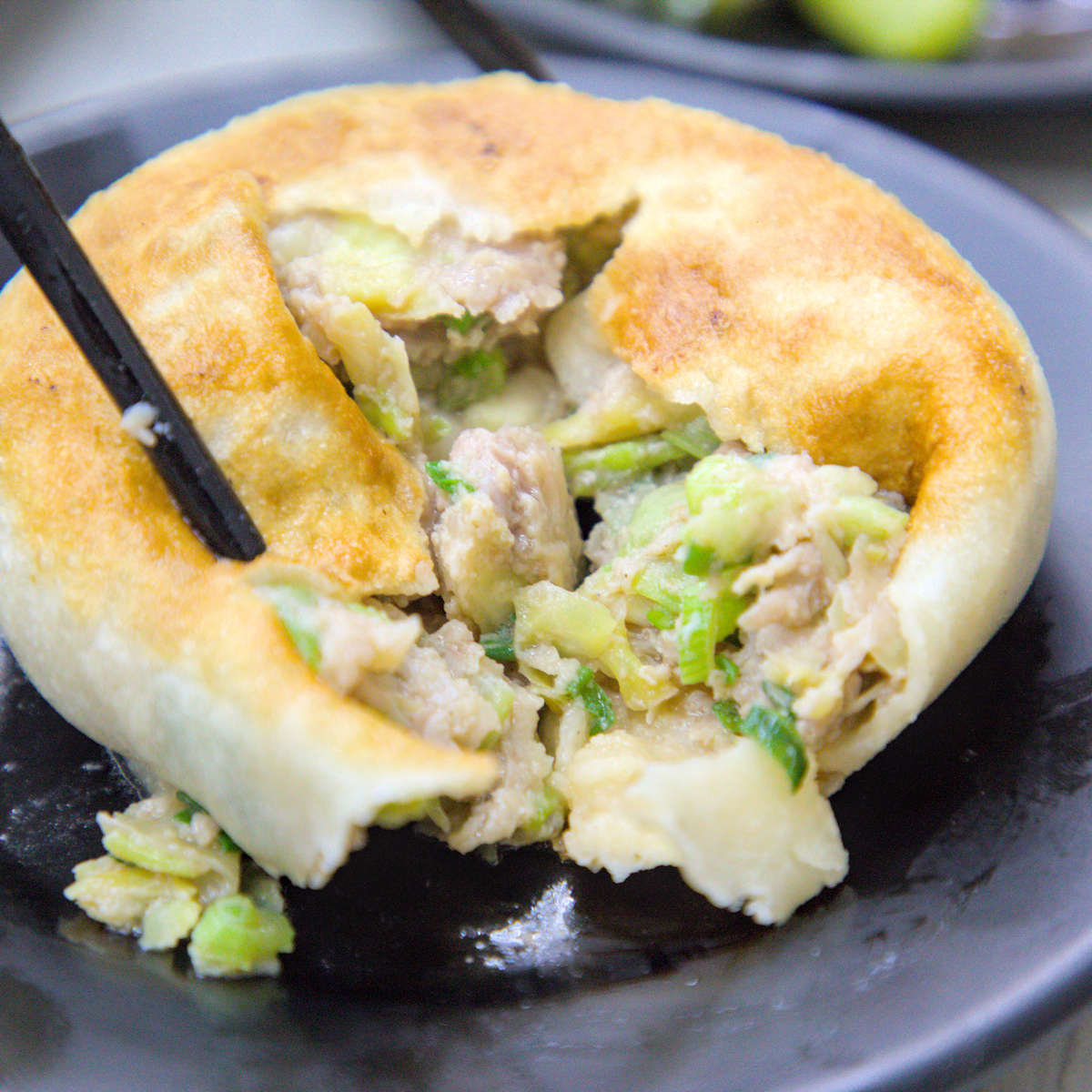 高雄美食｜湘帥客棧：高醫三民區必吃手工麵食，爆汁豬肉餡餅與現桿捲餅推薦