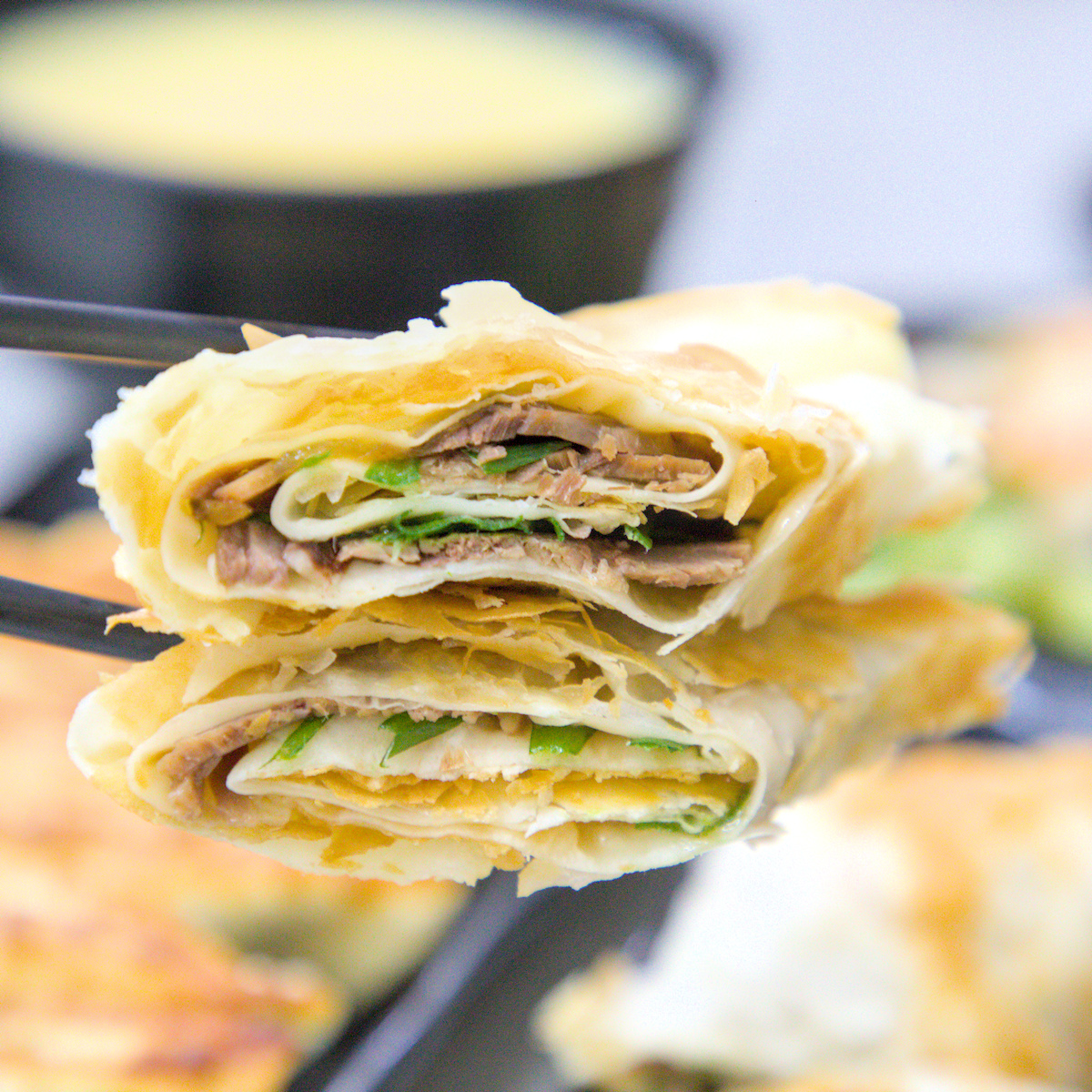 高雄美食｜湘帥客棧：高醫三民區必吃手工麵食，爆汁豬肉餡餅與現桿捲餅推薦