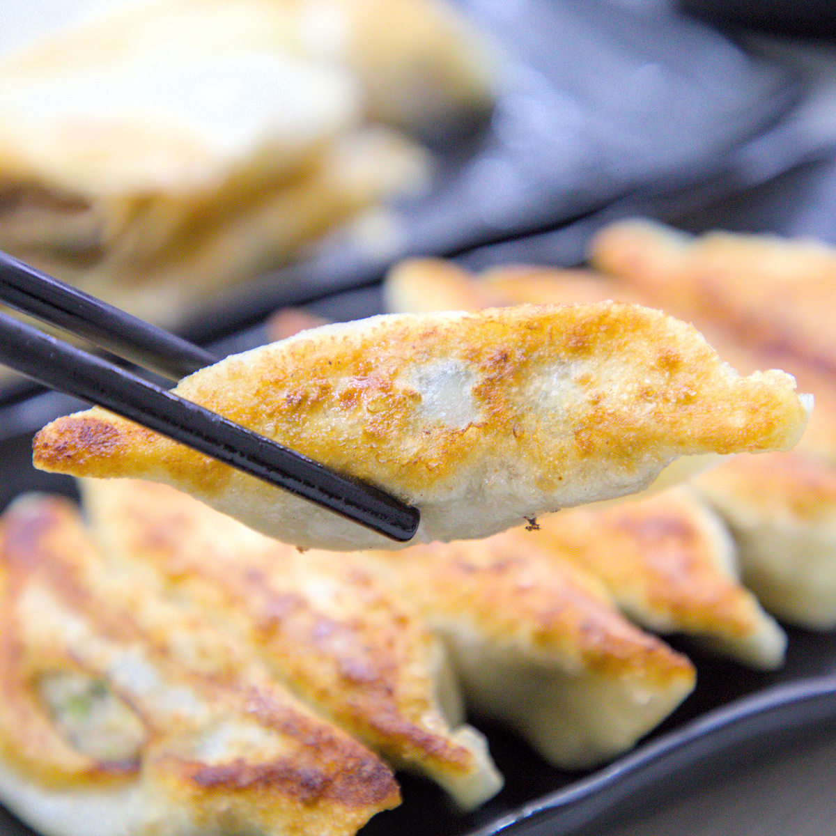 高雄美食｜湘帥客棧：高醫三民區必吃手工麵食，爆汁豬肉餡餅與現桿捲餅推薦