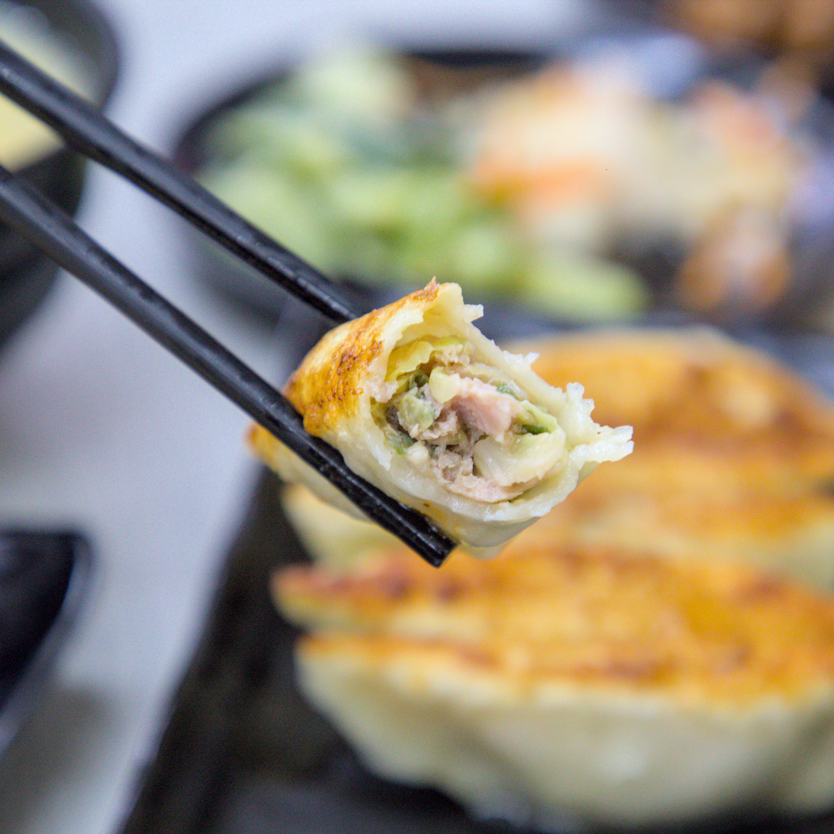 高雄美食｜湘帥客棧：高醫三民區必吃手工麵食，爆汁豬肉餡餅與現桿捲餅推薦