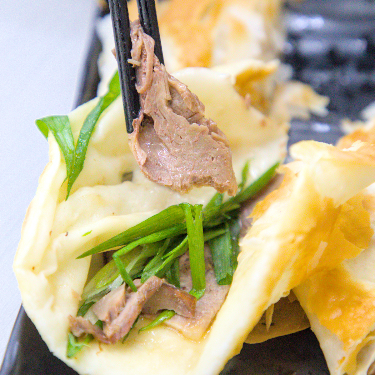 高雄美食｜湘帥客棧：高醫三民區必吃手工麵食，爆汁豬肉餡餅與現桿捲餅推薦