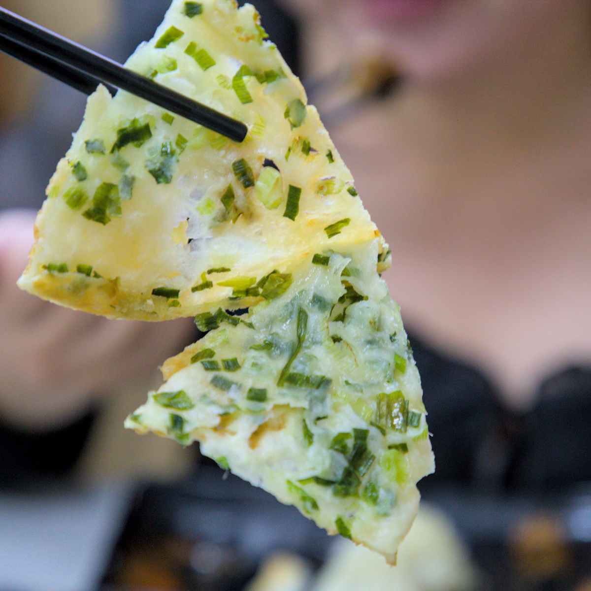 高雄美食｜湘帥客棧：高醫三民區必吃手工麵食，爆汁豬肉餡餅與現桿捲餅推薦