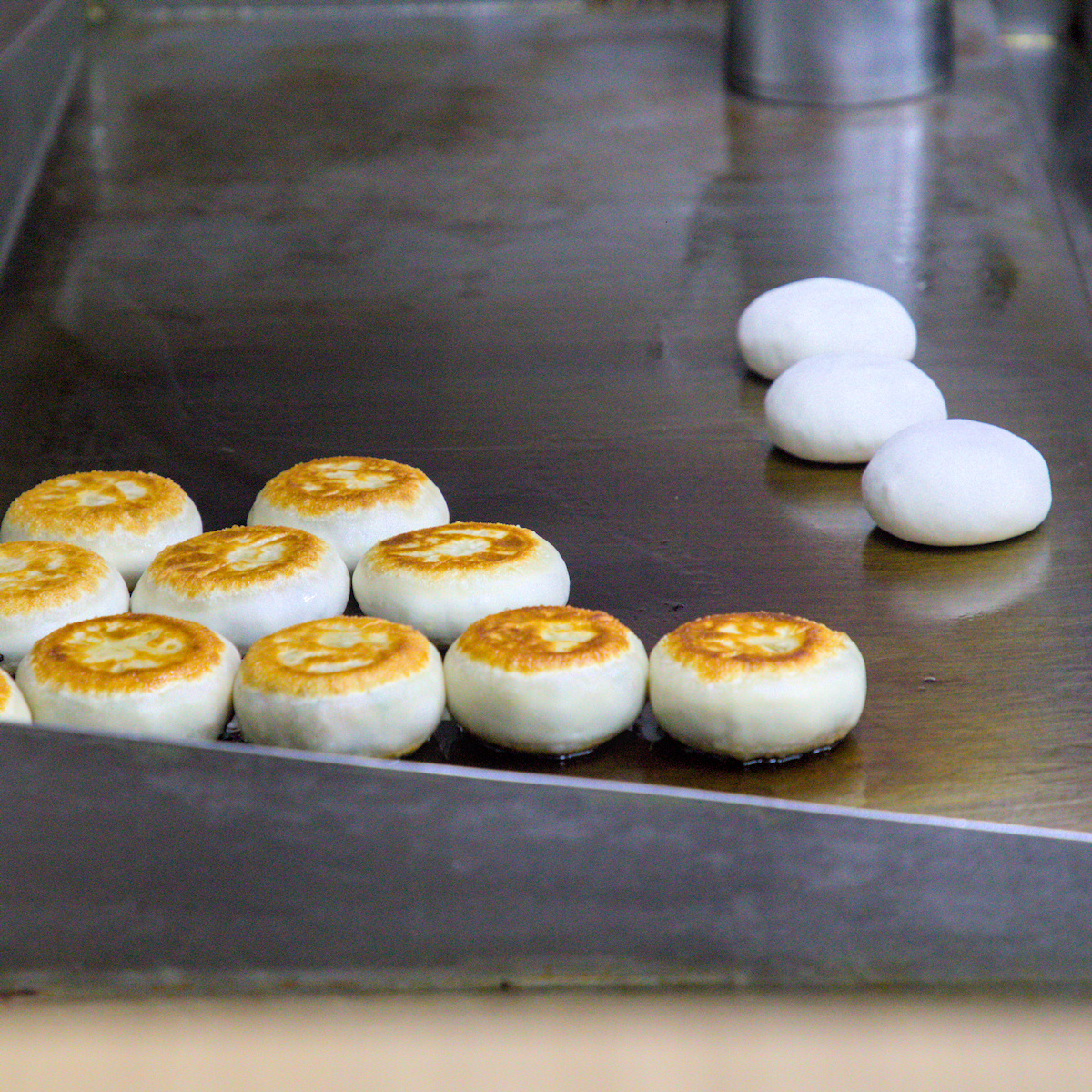 高雄美食｜湘帥客棧：高醫三民區必吃手工麵食，爆汁豬肉餡餅與現桿捲餅推薦