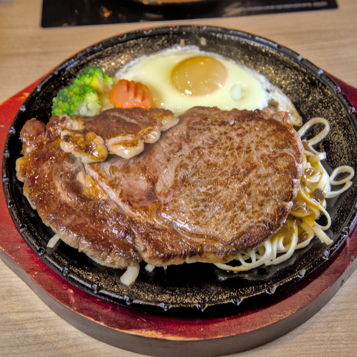 高雄楠梓美食｜里歐牛排鍋物：早午餐霸主進軍火烤兩吃！海鮮龍蝦與肋眼牛排，超誠意自助吧冰淇淋吃到飽