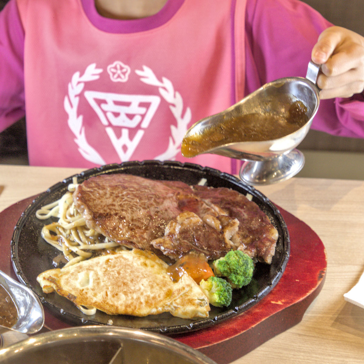 高雄楠梓美食｜里歐牛排鍋物：早午餐霸主進軍火烤兩吃！海鮮龍蝦與肋眼牛排，超誠意自助吧冰淇淋吃到飽