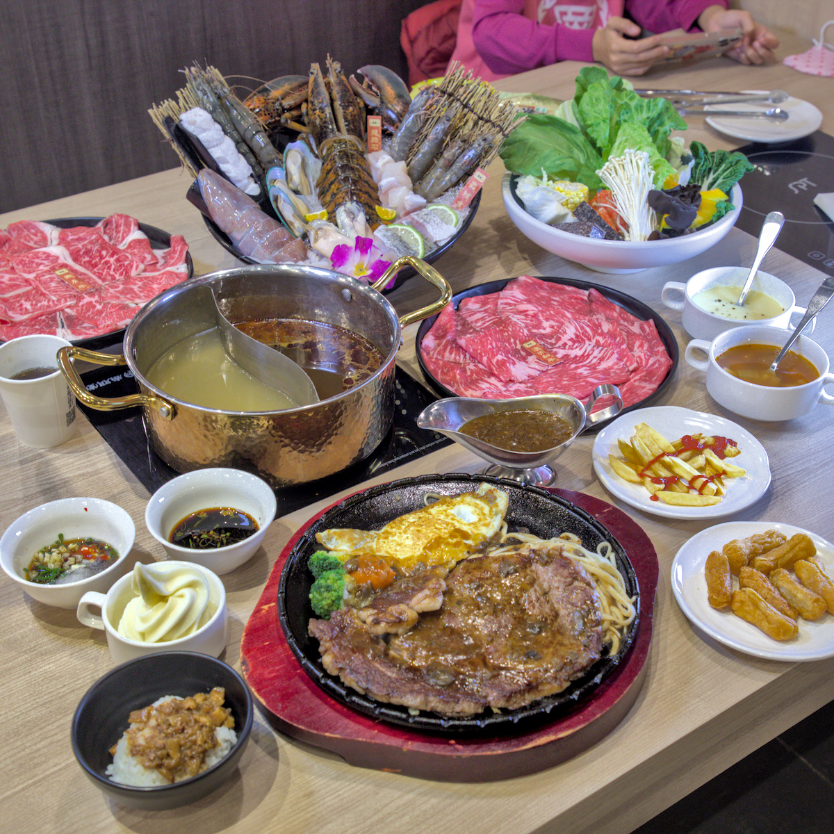 高雄楠梓美食｜里歐牛排鍋物：早午餐霸主進軍火烤兩吃！海鮮龍蝦與肋眼牛排，超誠意自助吧冰淇淋吃到飽