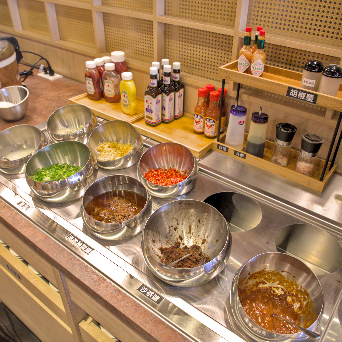 高雄楠梓美食｜里歐牛排鍋物：早午餐霸主進軍火烤兩吃！海鮮龍蝦與肋眼牛排，超誠意自助吧冰淇淋吃到飽