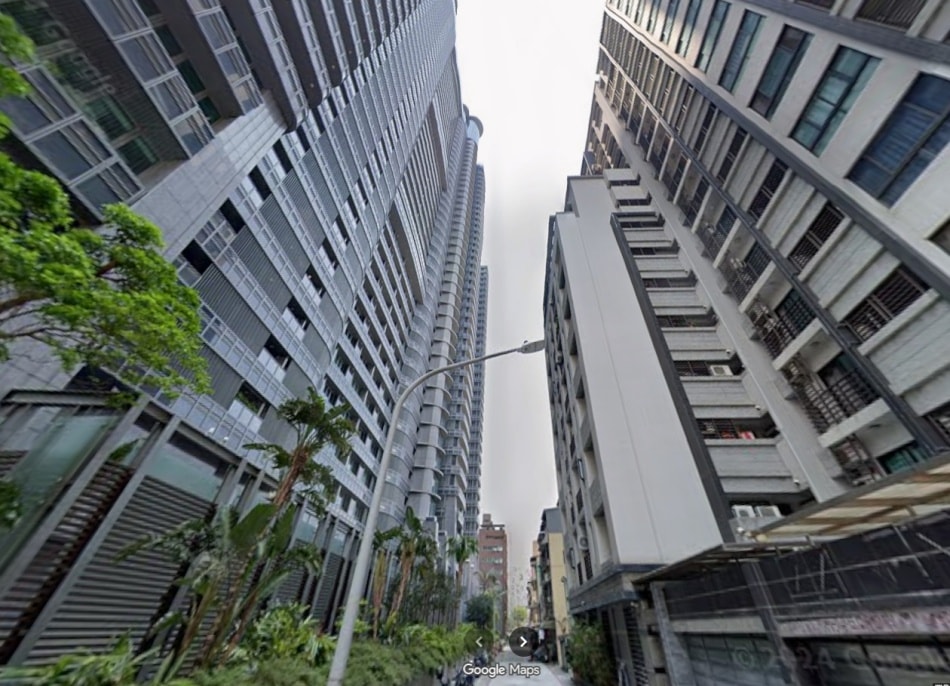 福記臭豆腐店門口與周邊巷弄環境 福記臭豆腐海邊路巷弄店面,鄰近高雄指標性豪宅國硯大樓