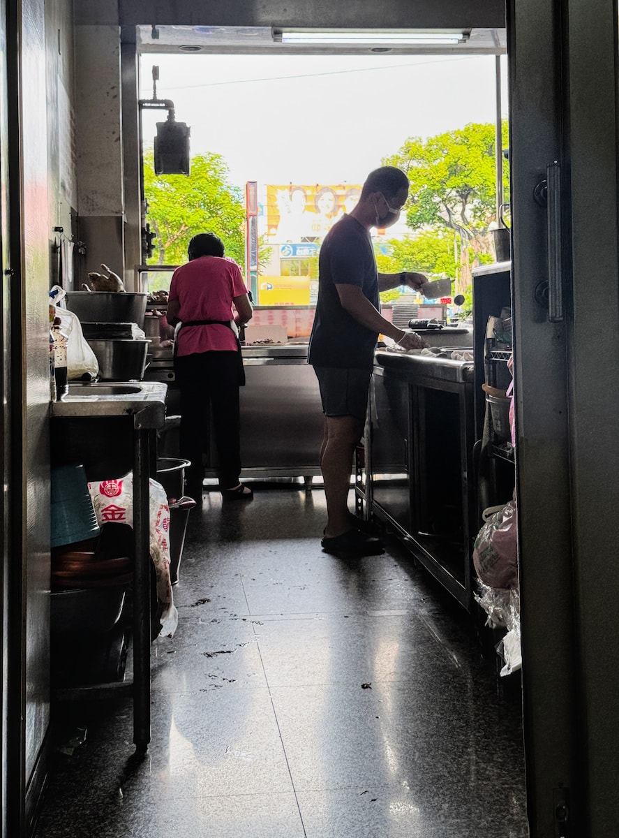 岡山第一鴨肉冬粉店內用餐環境：明亮整潔的台灣在地小吃用餐空間，適合快速解決晚餐與宵夜