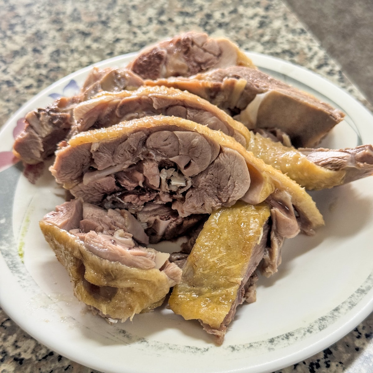 第一鴨肉切盤特寫：粉嫩鴨肉與Ｑ彈金黃外皮，是來到岡山第一鴨肉冬粉必點的招牌菜