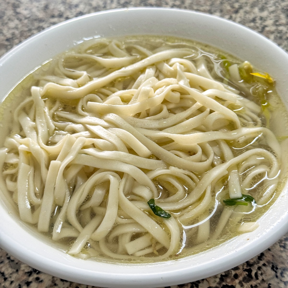 第一鴨肉冬粉清湯麵：滑順寬麵條搭配清徹鮮甜的湯底，最能品嚐出高湯的純粹原味