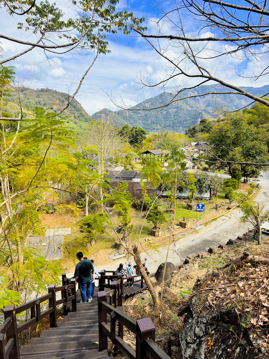 【六龜深度攻略】在寶來遺忘時間:稜線步道、龍眼木柴燒麵包與 40.3°C 的療癒工藝 - 第13張圖 【六龜深度攻略】在寶來遺忘時間:稜線步道、龍眼木柴燒麵包與 40.3°C 的療癒工藝