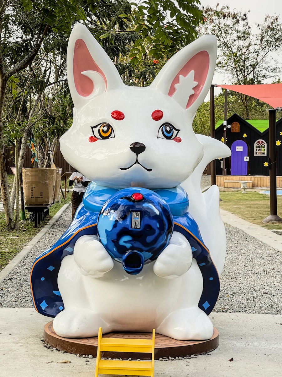 姊姊在狐狸谷觀察箱前專注尋找狐狸蹤跡