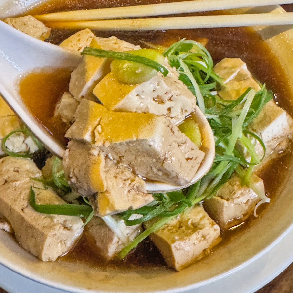 口感鮮嫩的清蒸臭豆腐 吸飽鹹香湯汁的清蒸臭豆腐特寫