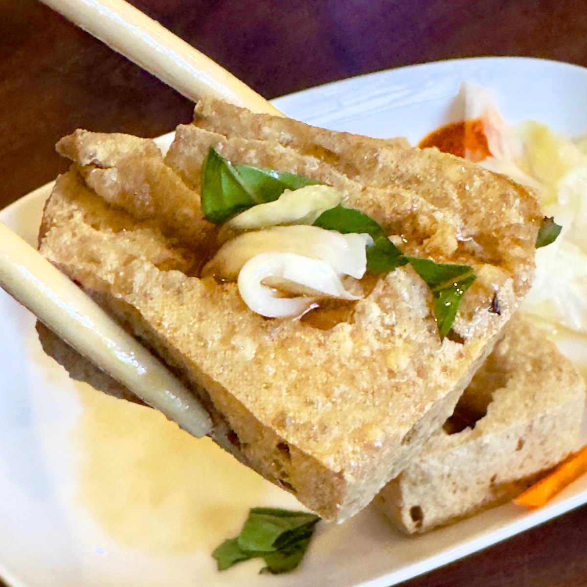 九層塔點綴的福記臭豆腐 福記脆皮臭豆腐配上的靈魂九層塔葉