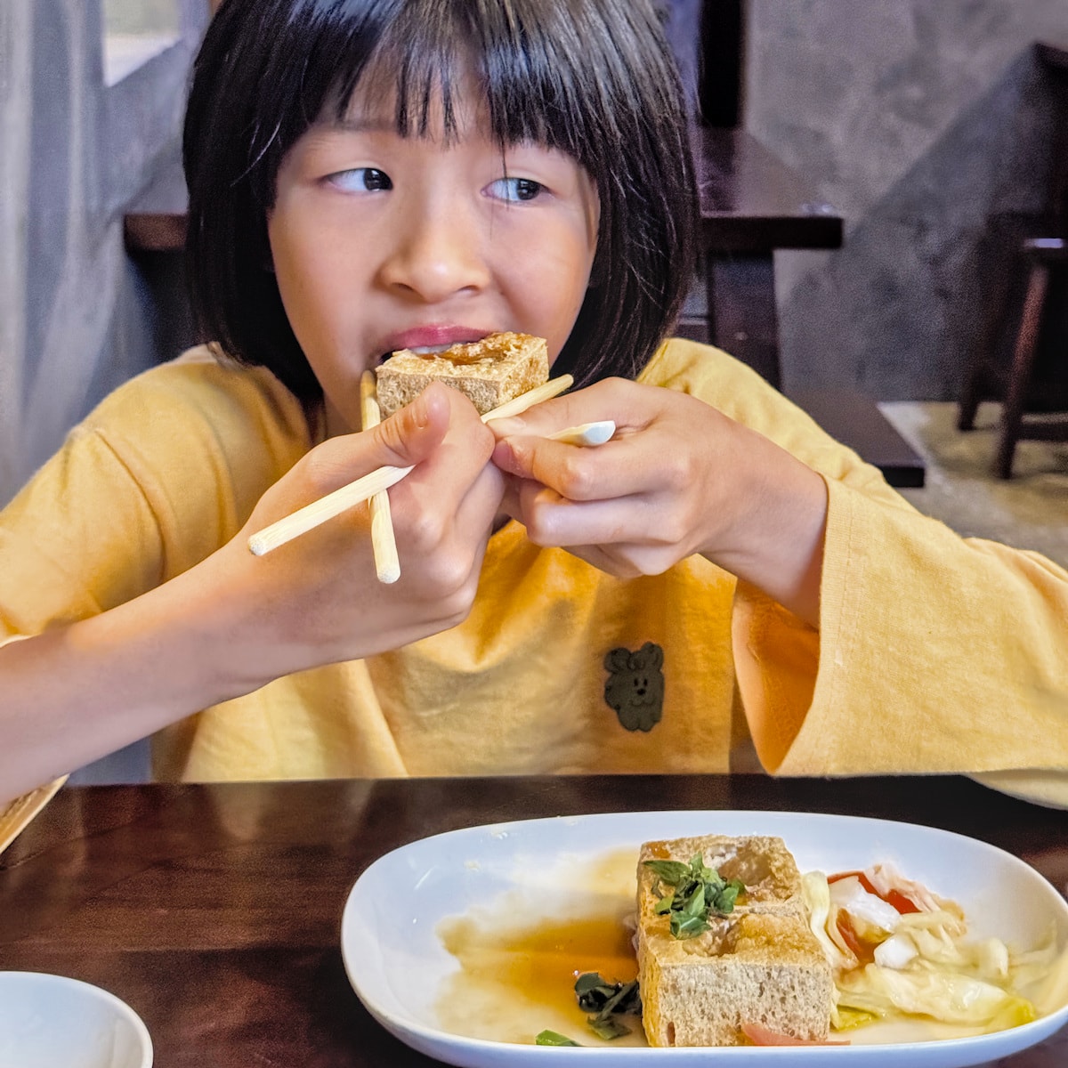 老店美味與下一代的真實碰撞 ENTP老爸帶女兒挑戰高雄美食,女兒對臭豆腐的逗趣表情