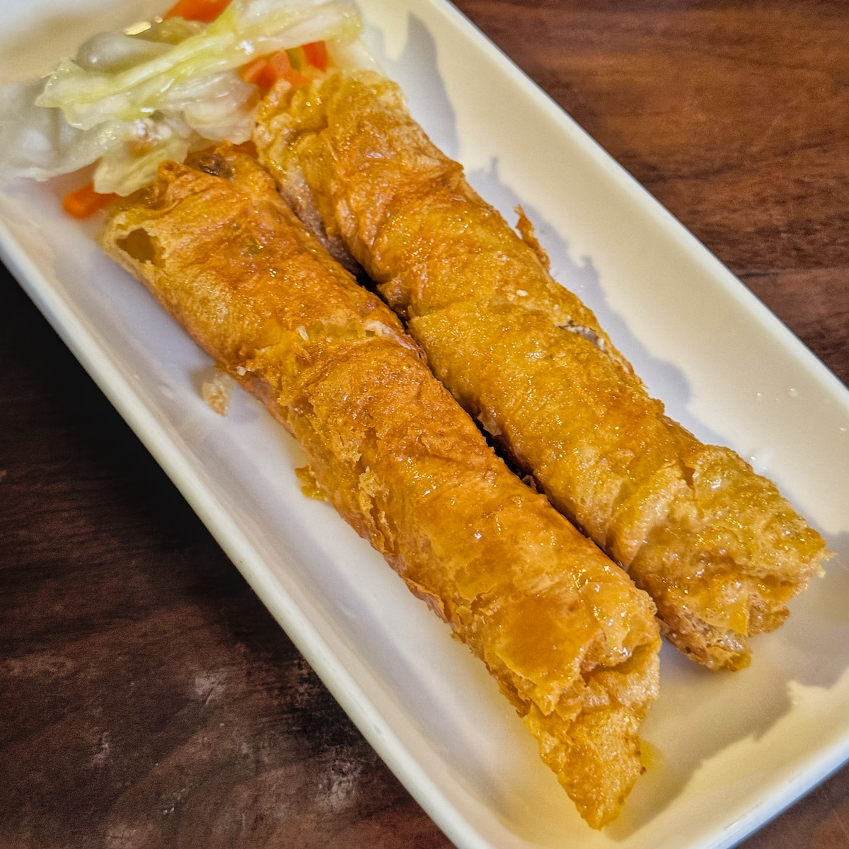 福記必點:外酥內軟的招牌豆腐卷 福記招牌豆腐卷斷面,豆皮包裹碎豆腐與豐富內餡,外皮極度酥脆