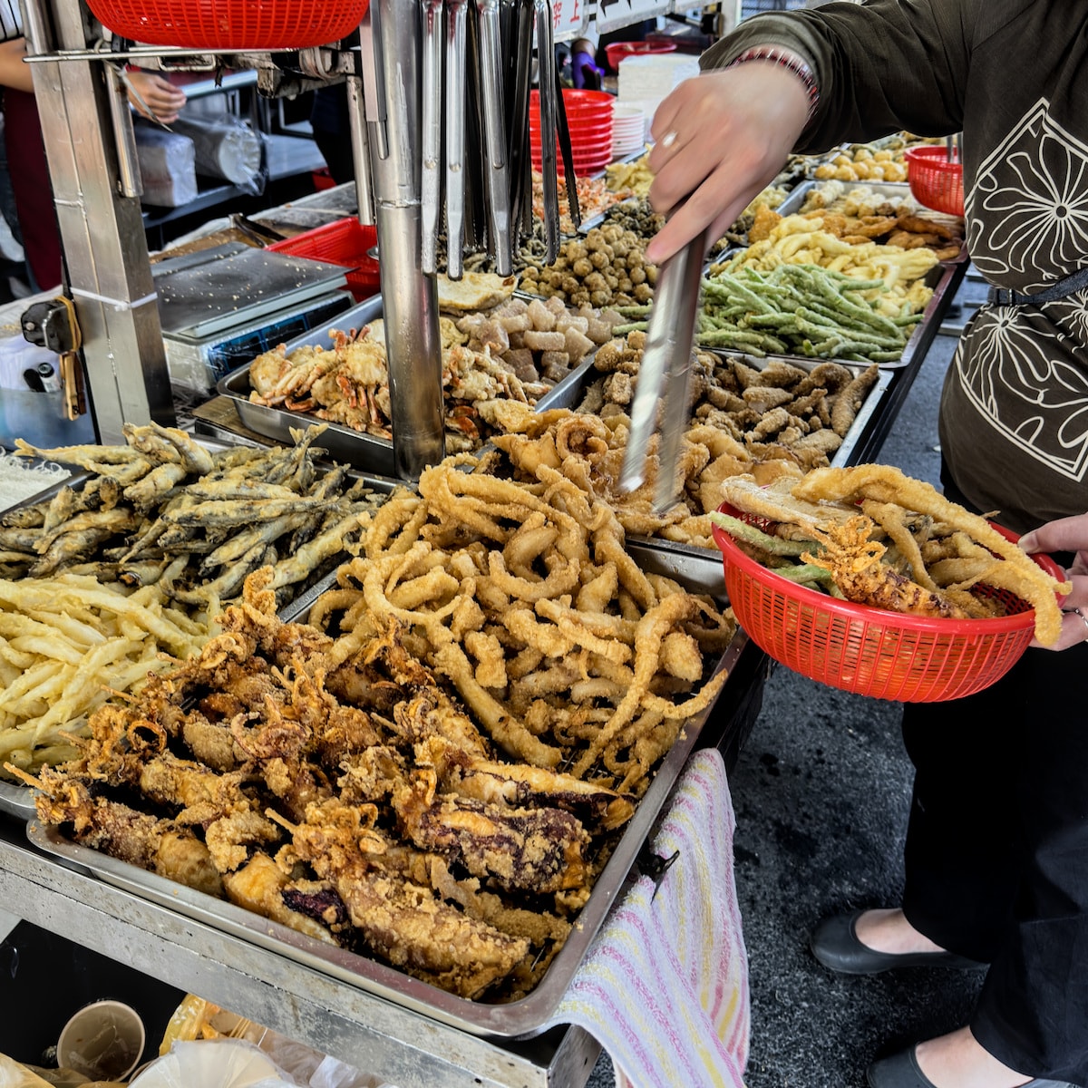 蔡記蚵仔寮現撈現炸菜單告示牌，包含熱門的有蛋柳葉魚、蚵仔酥、銀魚、花枝等品項，標榜秤重計價