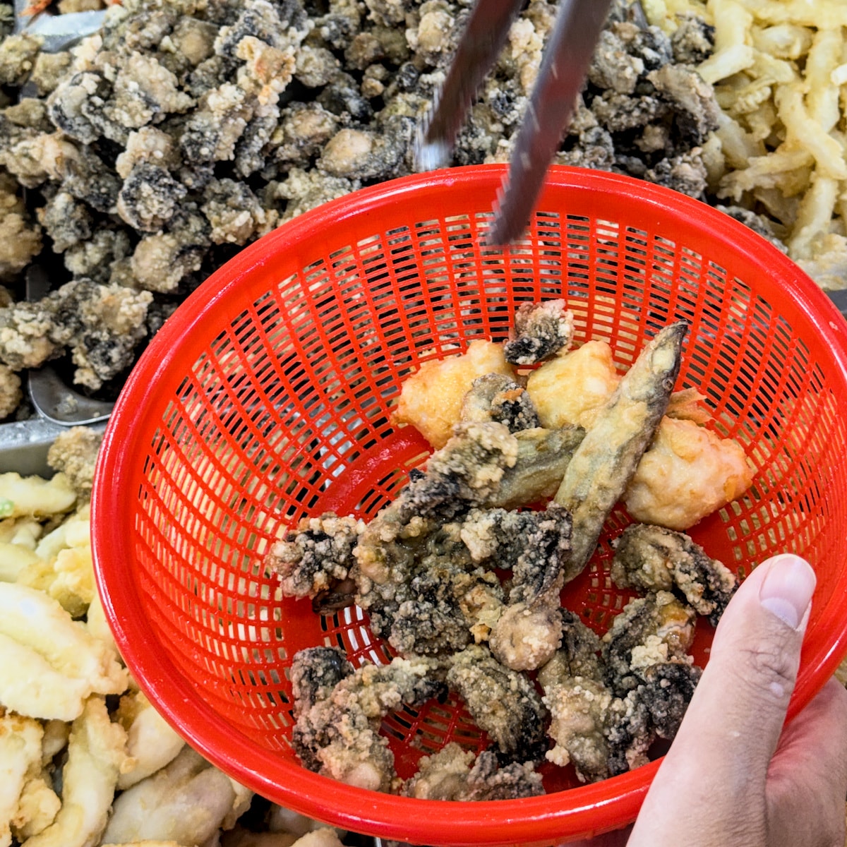 蔡記蚵仔寮必點招牌帶蛋小卷，內部塞滿紮實魚卵，鮮度爆表且口感層次豐富