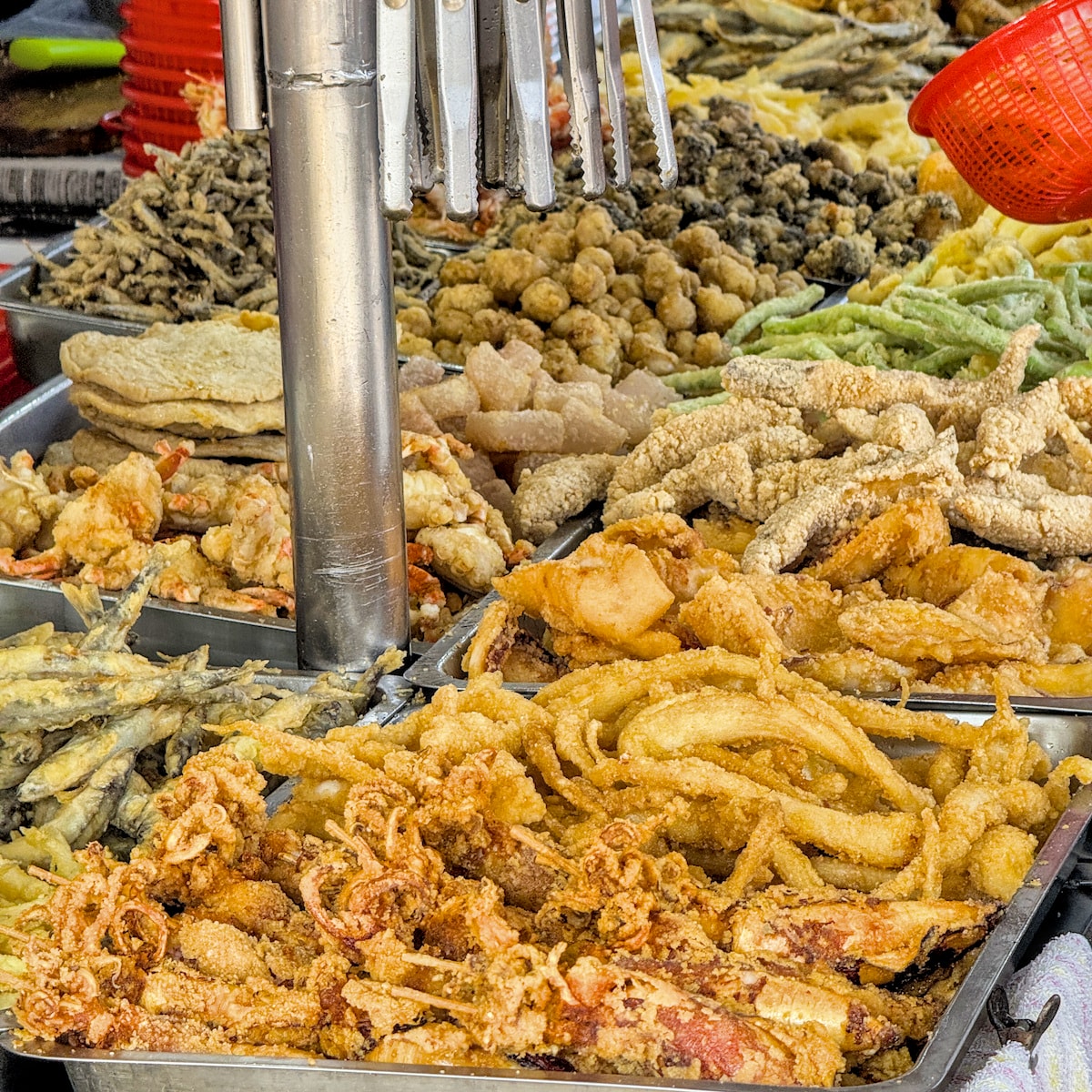 金黃酥脆的炸海鮮拼盤，包含蚵仔酥、炸魚與花枝丸，高雄漁港最道地的海口下午茶