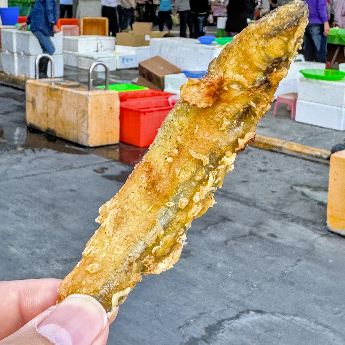 高雄漁港在地手工花枝丸炸物特寫，外皮金黃酥脆且內含紮實鮮美海鮮塊