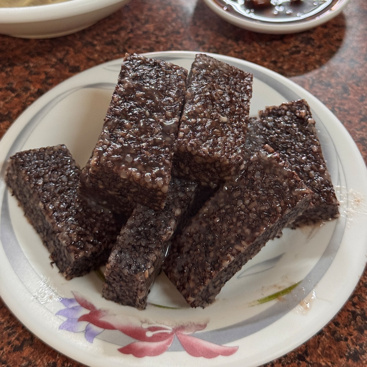 岡山第一鴨肉冬粉招牌手工米血盤：米粒感紮實且淋上鹹甜醬汁，是店內超高人氣的小菜