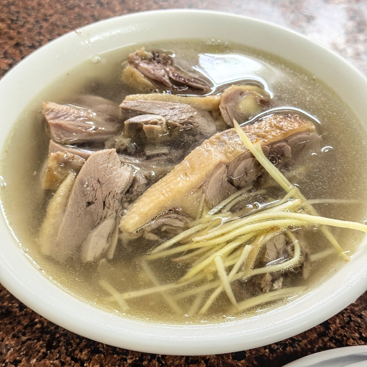 第一鴨肉湯冬粉特寫：滿滿一碗鮮嫩鴨肉與清甜薑絲湯頭，是冬天岡山宵夜的最佳選擇