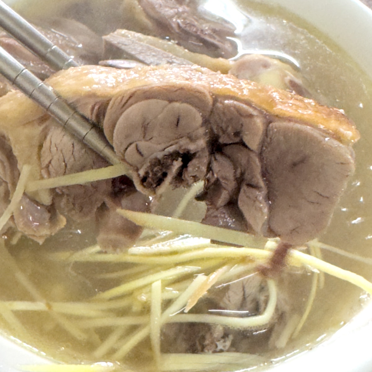 鴨肉切片肉質細節：皮薄肉嫩且保有豐沛肉汁，展現第一鴨肉冬粉老闆挑選食材的功力