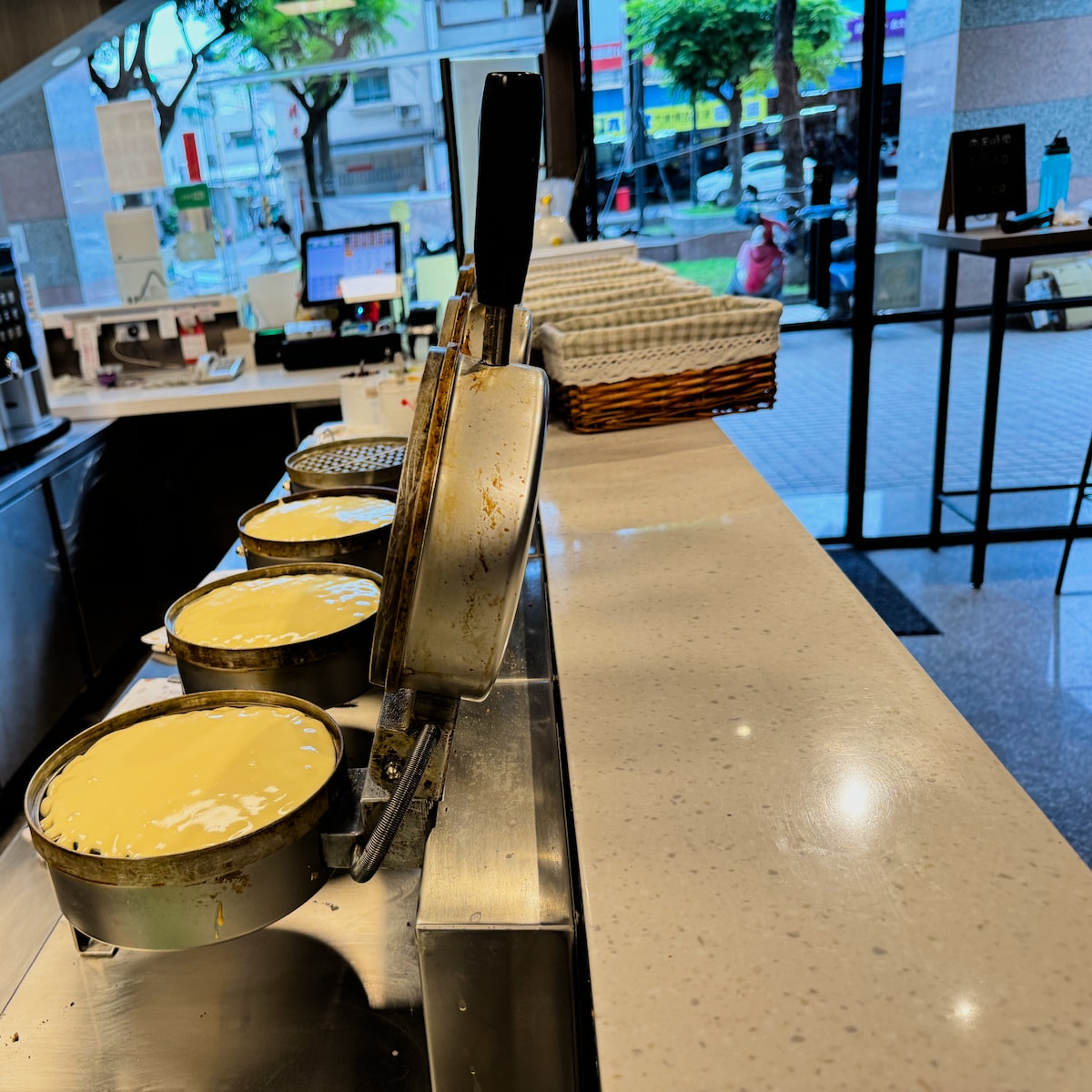 岡山美食地圖|小木屋鬆餅:甜鹹口味任選、高 CP 值套餐組合,在地人也愛的現點現做國民點心 - 第3張圖 岡山美食地圖|小木屋鬆餅:甜鹹口味任選、高 CP 值套餐組合,在地人也愛的現點現做國民點心