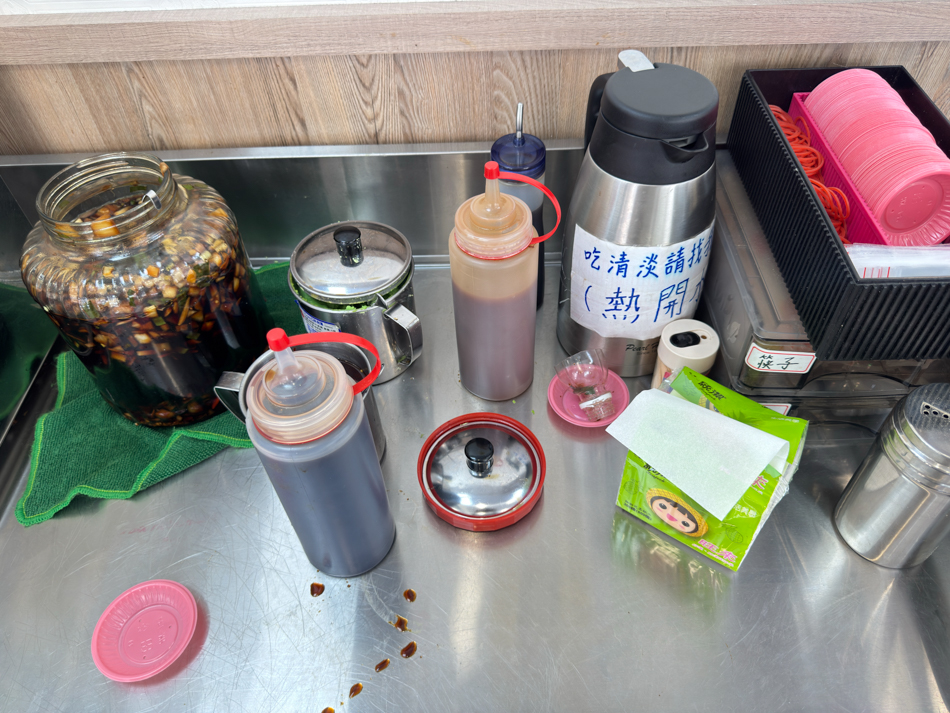 阿宏飯湯店內秘製醬料-豆豉辣椒醬油特寫