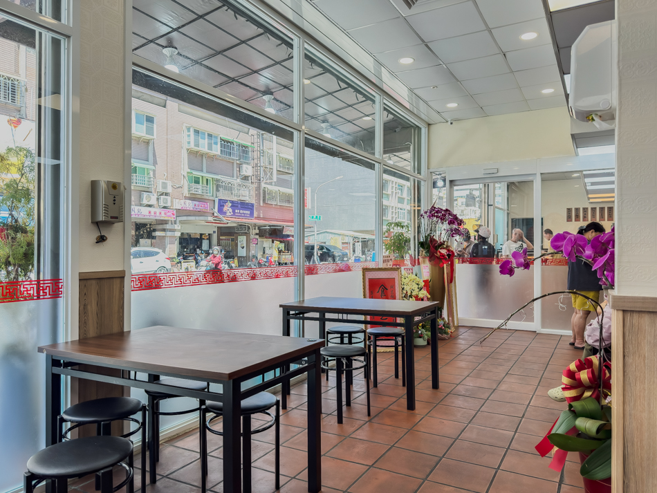 阿宏飯湯五甲店內部特寫-整潔的桌面與採光極佳的用餐區