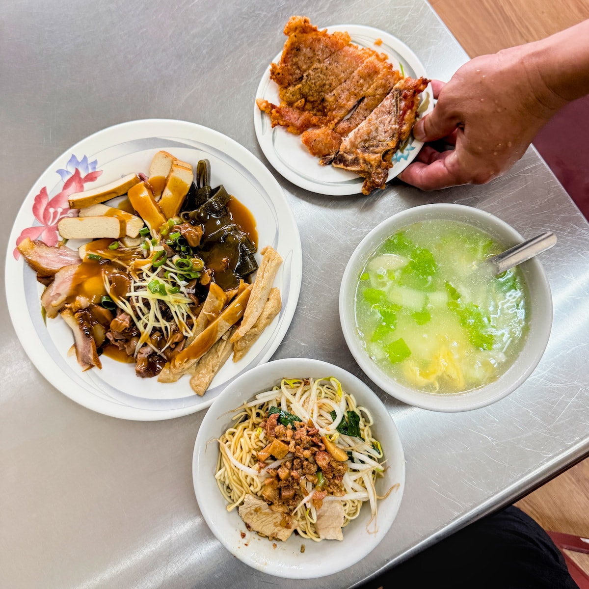 【高雄美食】姑嫂麵專賣｜後驛站平價必吃！在地人私藏的酥炸排骨與雲朵蛋花湯，三民區巷弄古早味