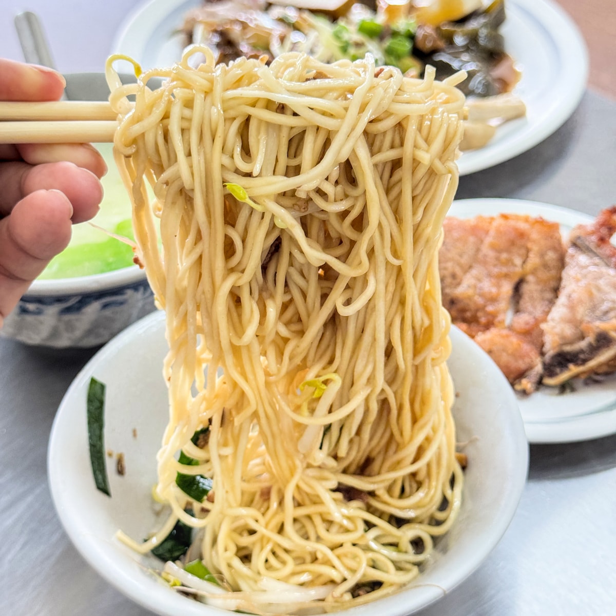 【高雄美食】姑嫂麵專賣｜後驛站平價必吃！在地人私藏的酥炸排骨與雲朵蛋花湯，三民區巷弄古早味