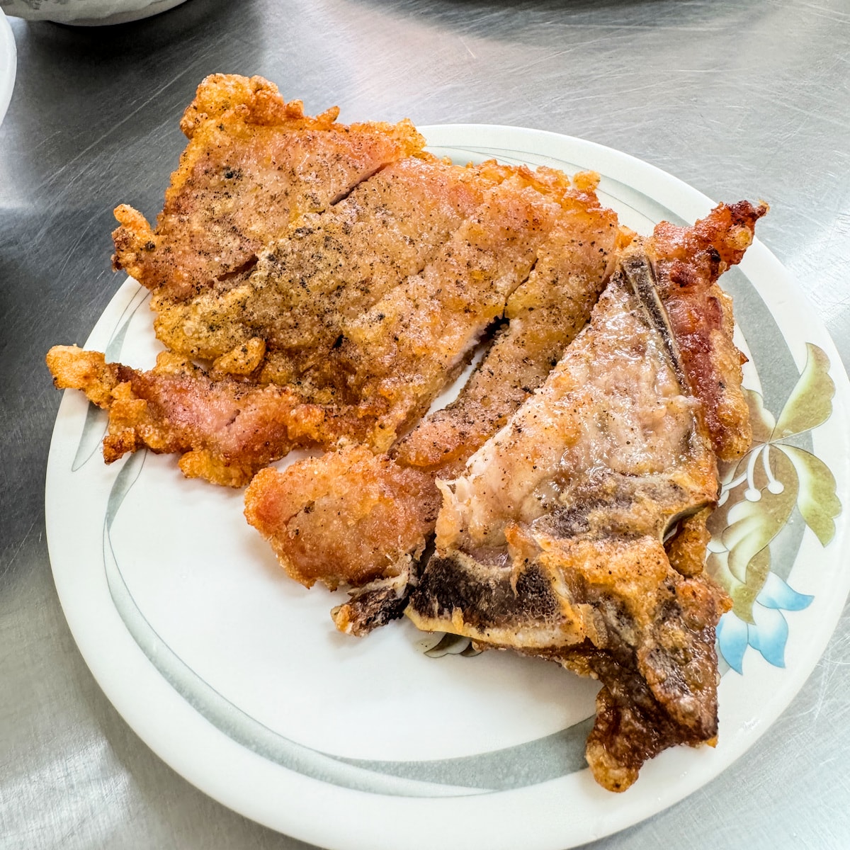 【高雄美食】姑嫂麵專賣｜後驛站平價必吃！在地人私藏的酥炸排骨與雲朵蛋花湯，三民區巷弄古早味