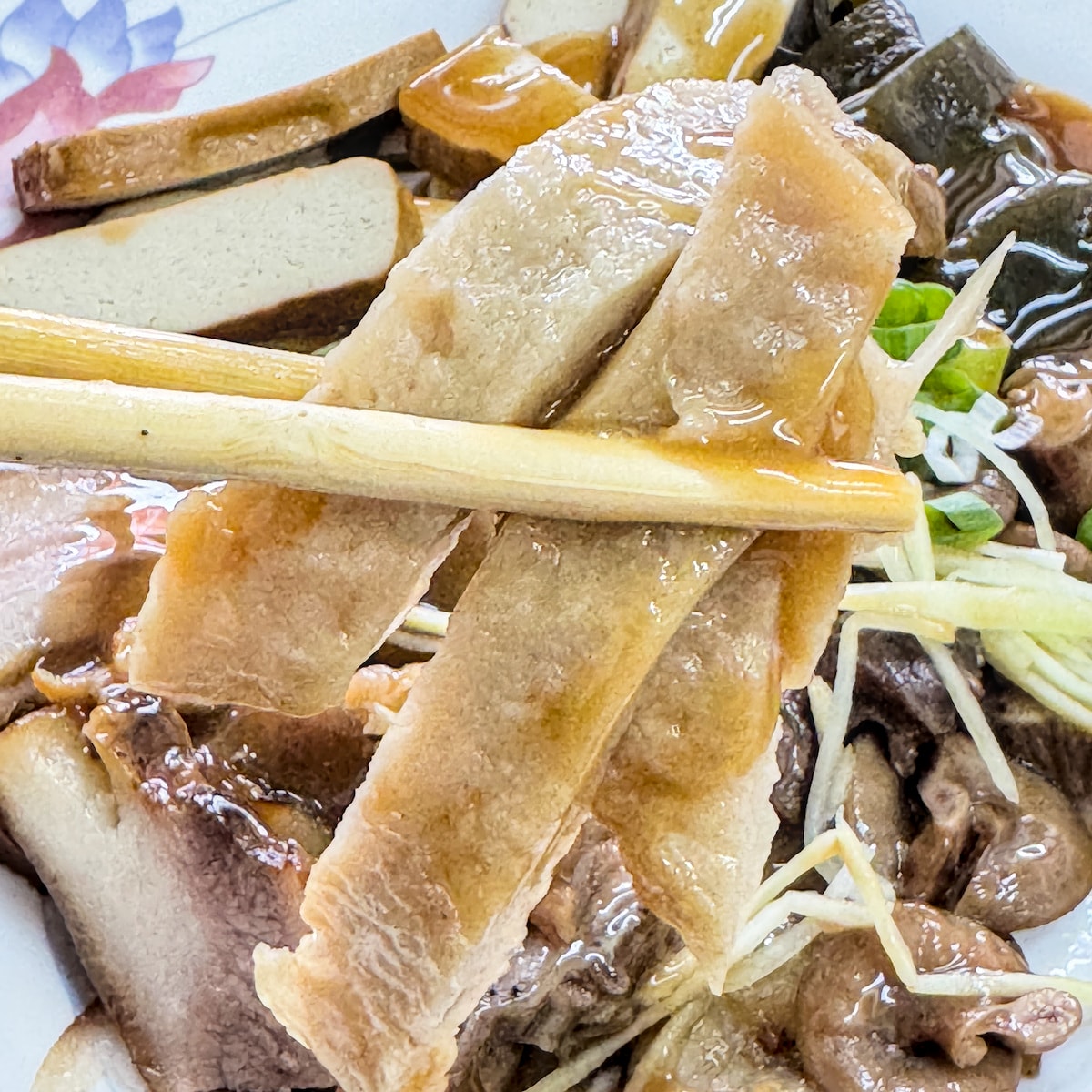 【高雄美食】姑嫂麵專賣｜後驛站平價必吃！在地人私藏的酥炸排骨與雲朵蛋花湯，三民區巷弄古早味