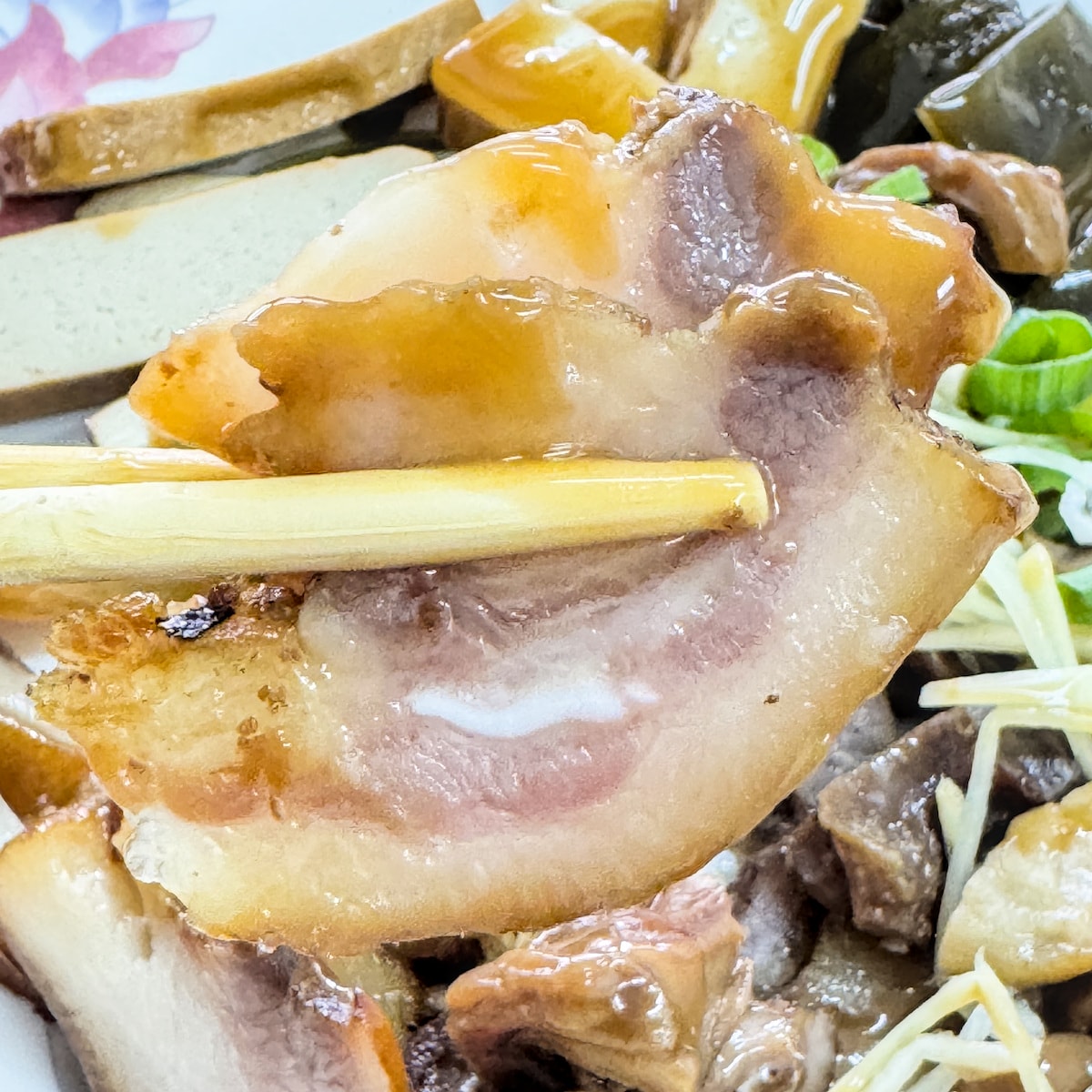 【高雄美食】姑嫂麵專賣｜後驛站平價必吃！在地人私藏的酥炸排骨與雲朵蛋花湯，三民區巷弄古早味