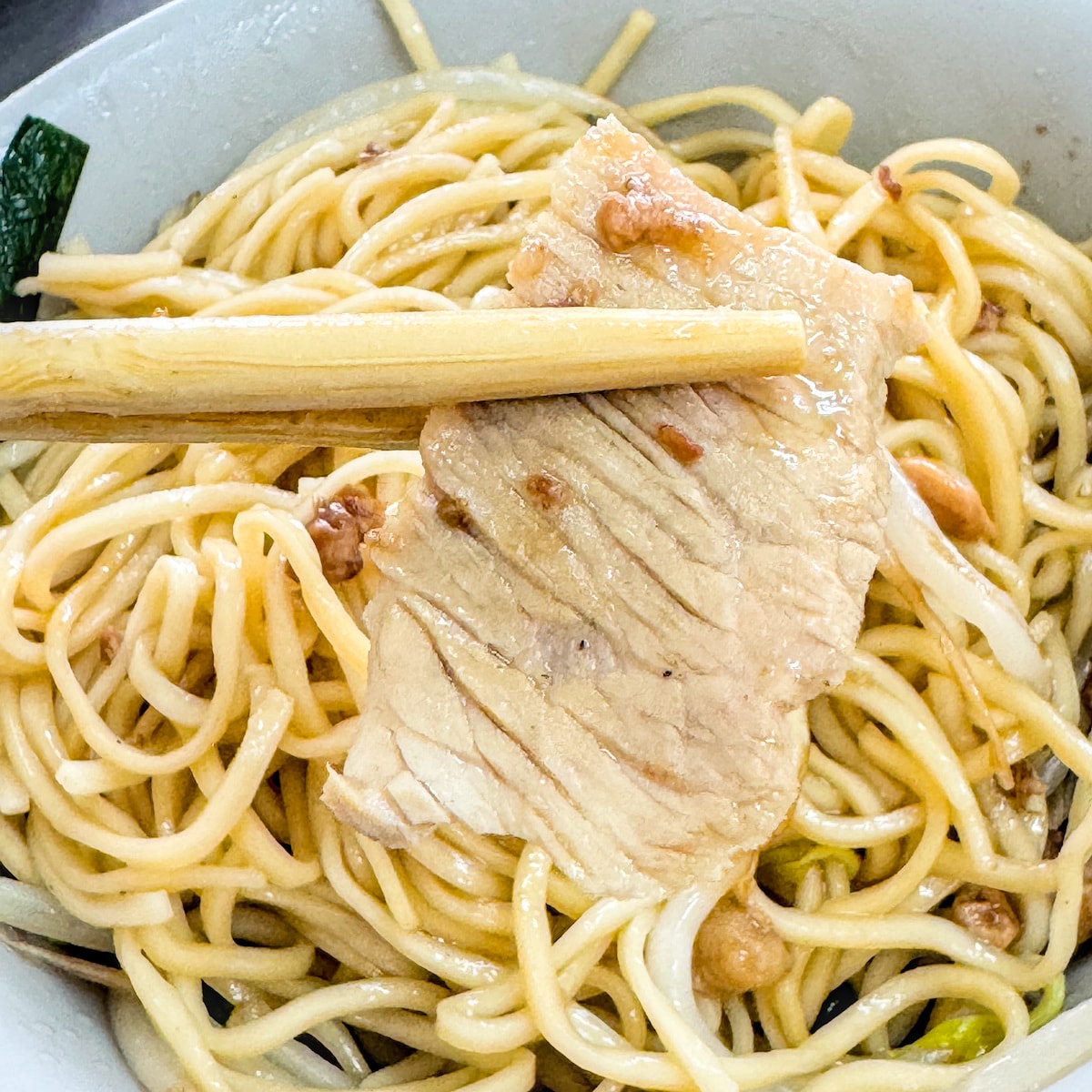 【高雄美食】姑嫂麵專賣｜後驛站平價必吃！在地人私藏的酥炸排骨與雲朵蛋花湯，三民區巷弄古早味