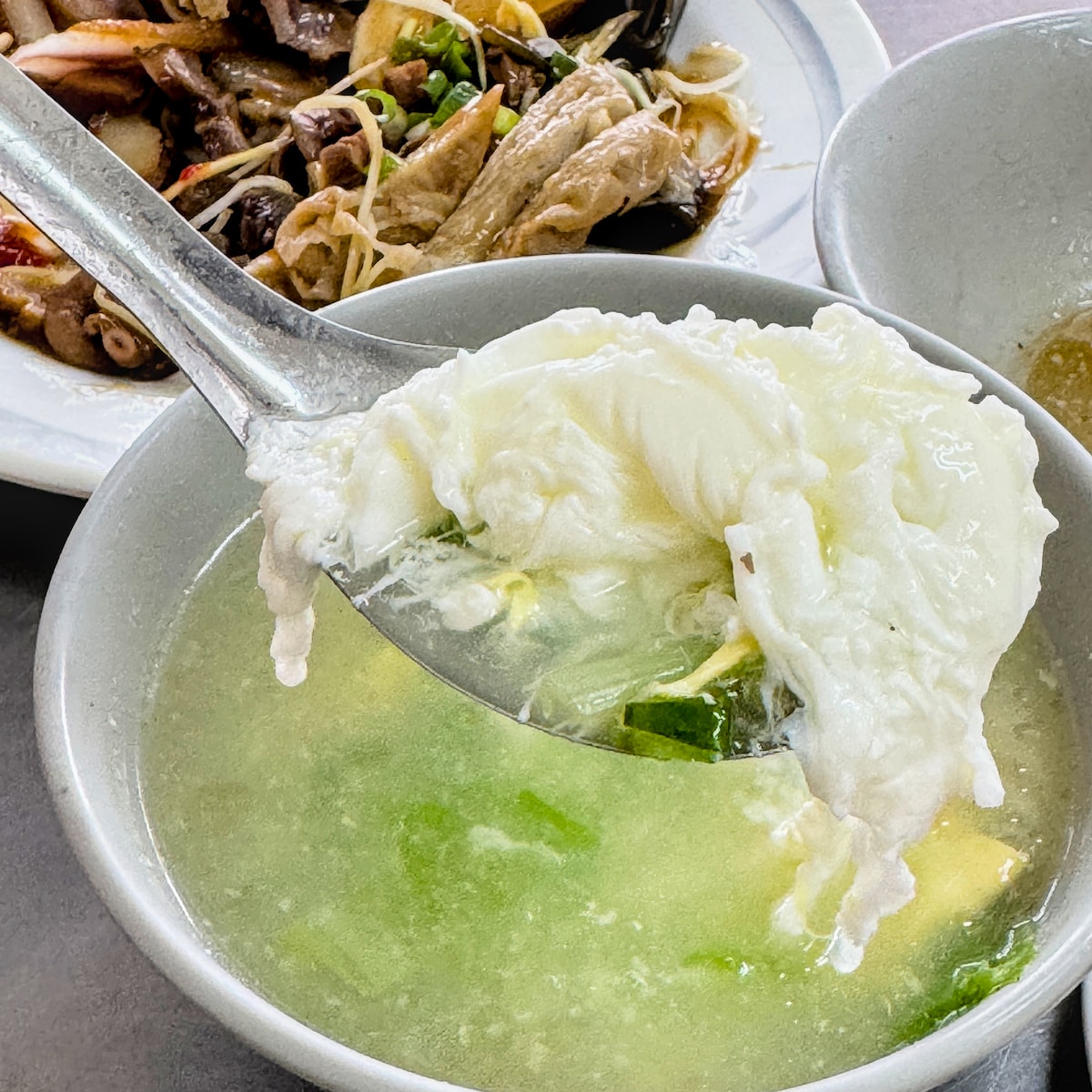 【高雄美食】姑嫂麵專賣｜後驛站平價必吃！在地人私藏的酥炸排骨與雲朵蛋花湯，三民區巷弄古早味