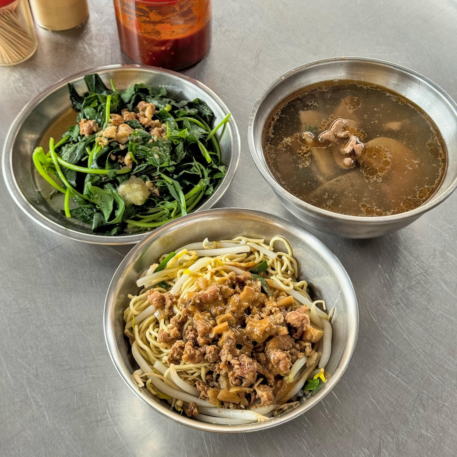 鼓山區必吃老店！「這家陽春麵」濃郁麻醬與果香湯頭的高雄美食指南