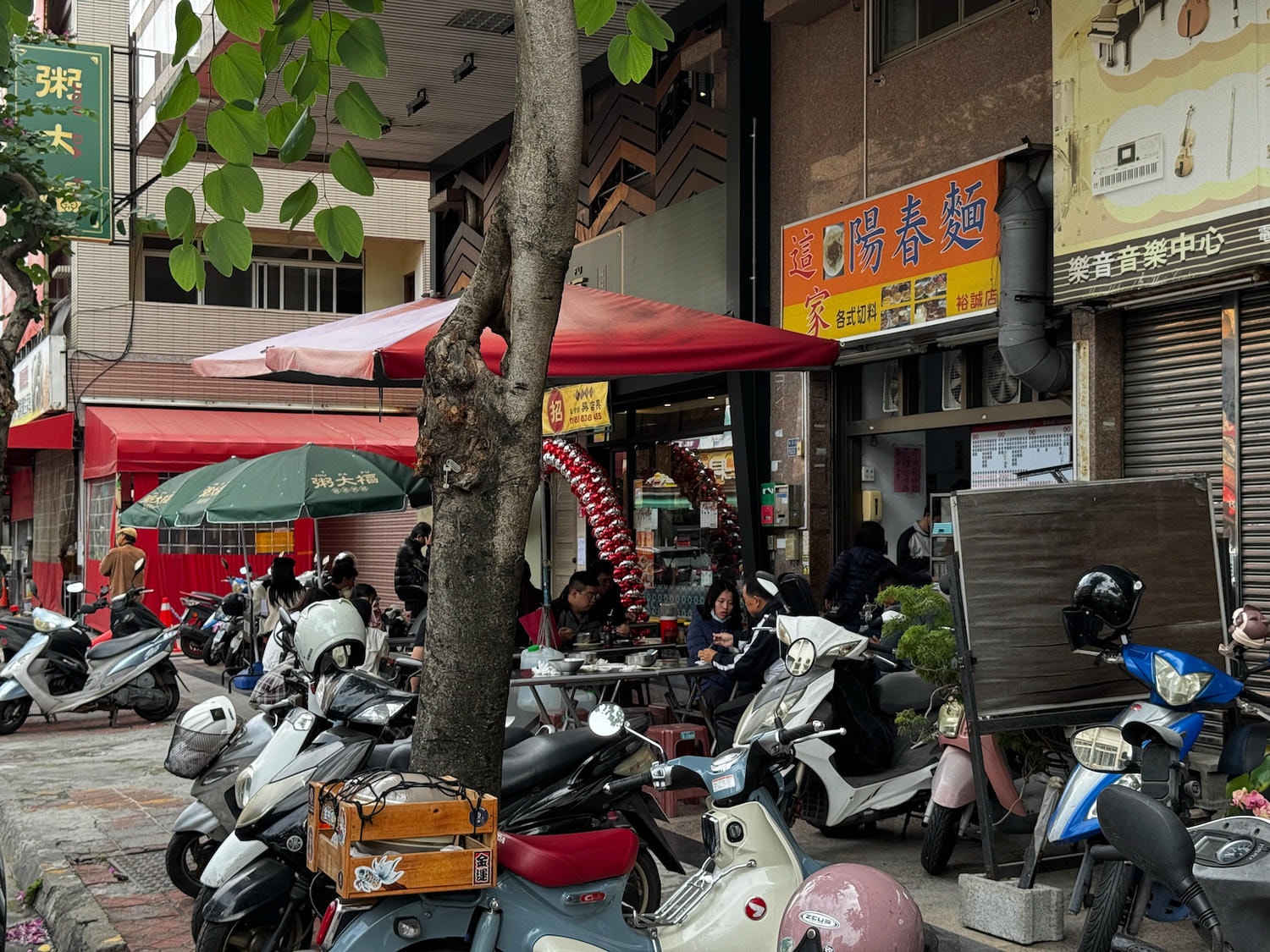 鼓山區必吃老店！「這家陽春麵」濃郁麻醬與果香湯頭的高雄美食指南