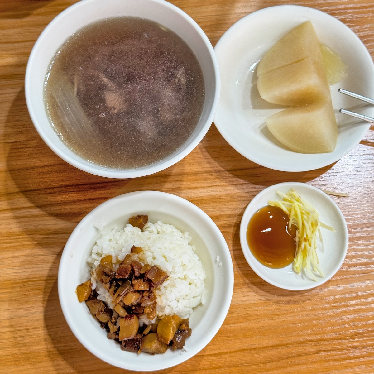 高雄鼓山美食推薦｜永記牛肉湯：溫潤清燙好滋味，點湯就送燥飯，深夜食堂的暖心首選！