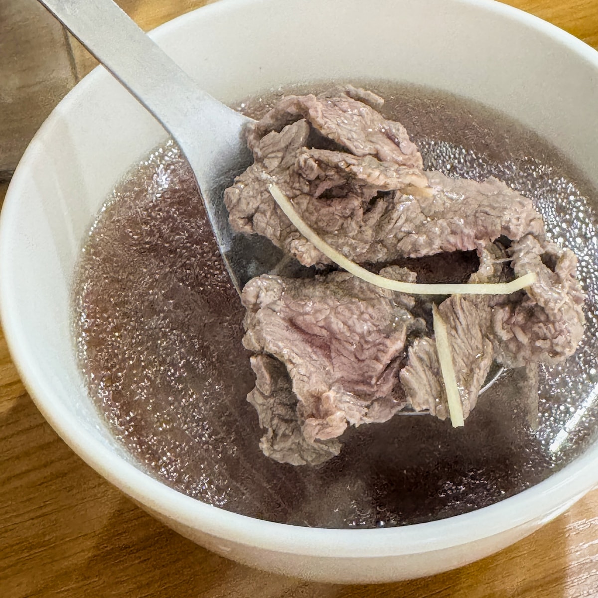 高雄鼓山美食推薦｜永記牛肉湯：溫潤清燙好滋味，點湯就送燥飯，深夜食堂的暖心首選！