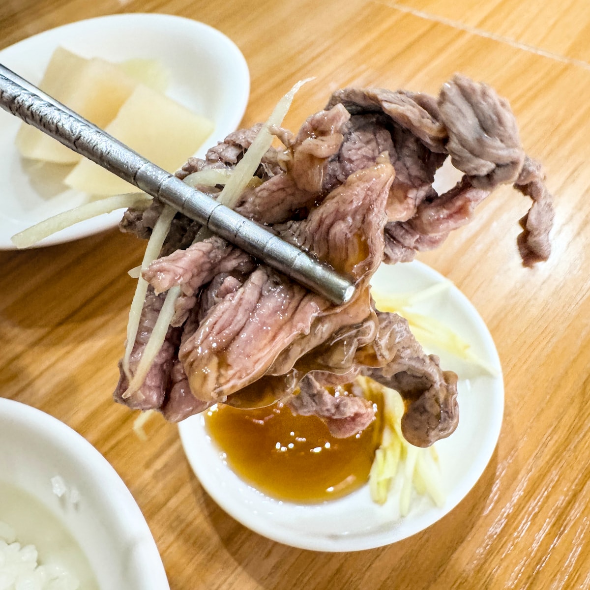 高雄鼓山美食推薦｜永記牛肉湯：溫潤清燙好滋味，點湯就送燥飯，深夜食堂的暖心首選！