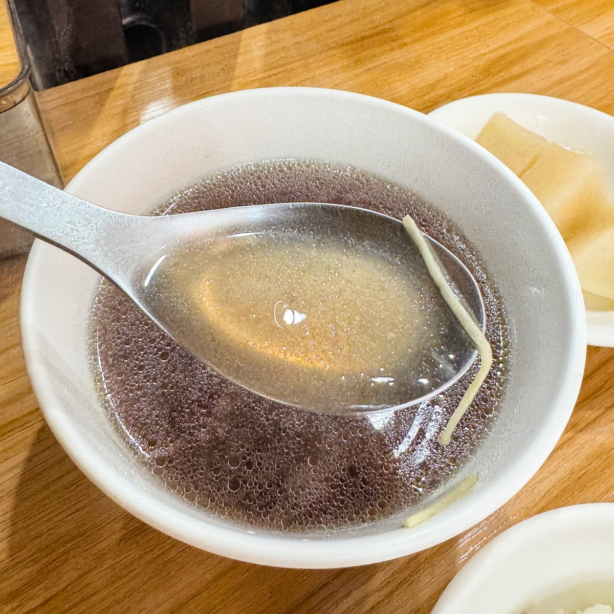 高雄鼓山美食推薦｜永記牛肉湯：溫潤清燙好滋味，點湯就送燥飯，深夜食堂的暖心首選！