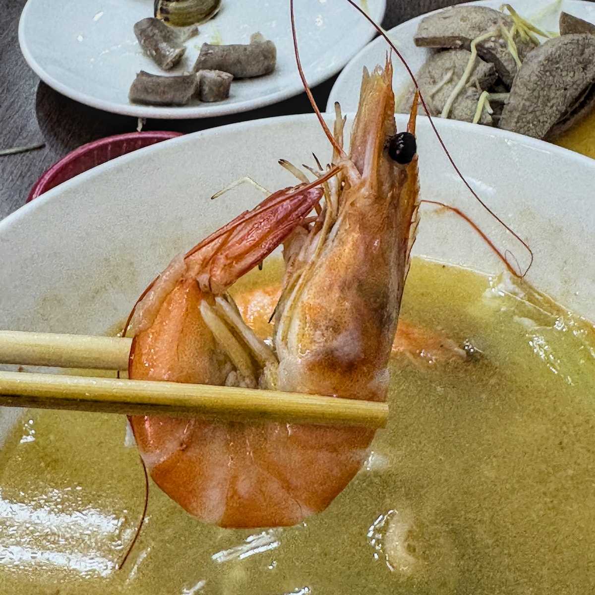高雄鼓山「海南霞-鍋燒海錦麵」:滿滿鮮魚蝦子鋪滿櫃!在地人排隊也甘願的 10 種主食選擇 - 第7張圖 高雄鼓山「海南霞-鍋燒海錦麵」:滿滿鮮魚蝦子鋪滿櫃!在地人排隊也甘願的 10 種主食選擇