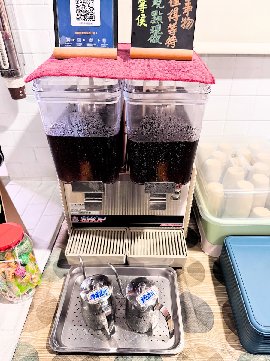 一兩餃子自助吧整體配置與取用動線，湯品、飲料與沖泡區整齊好拿，讓用餐體驗更輕鬆自在，高雄大社觀音山附近很少見的高品質自助吧