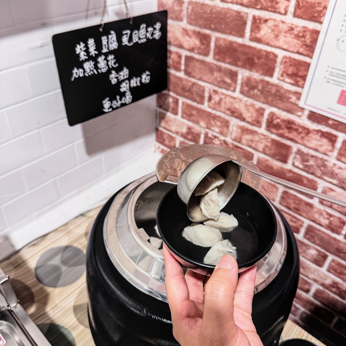 一兩餃子自助吧飲料區近拍，紅茶基底搭配檸檬原汁與金桔原汁可自由調配，酸甜清爽很適合搭配餃子與麵食，爬完觀音山喝起來特別舒服
